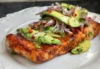 Saumon Grillé à l’Avocat, Citron Vert et Oignon Rouge
