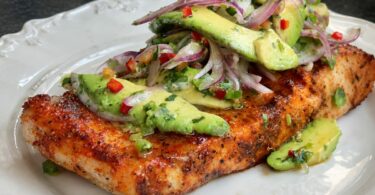 Saumon Grillé à l’Avocat, Citron Vert et Oignon Rouge