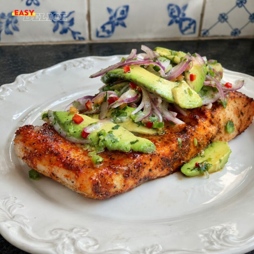 Saumon Grillé à l’Avocat, Citron Vert et Oignon Rouge