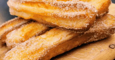 Churros dorés et croustillants au Airfryer avec sucre et sauce chocolat